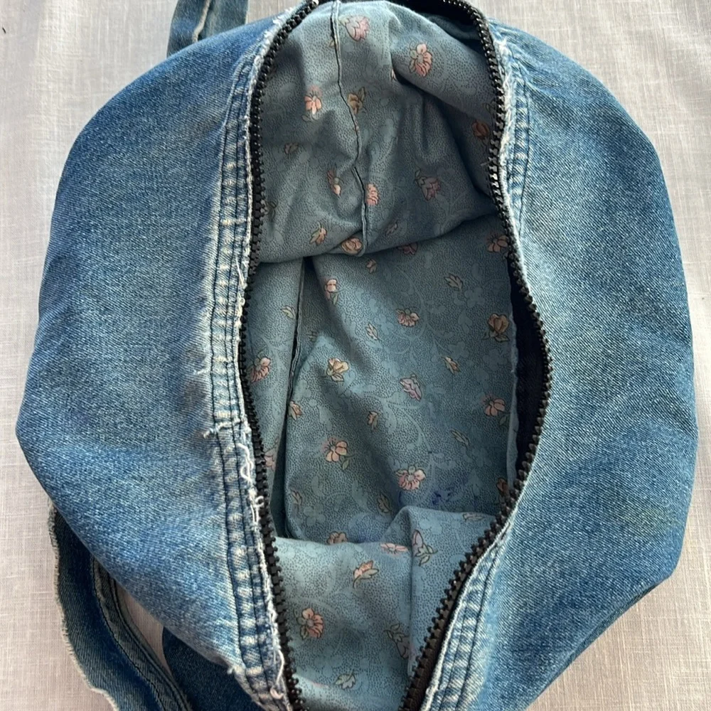 🌞 Blue denim zip up distressed hobo bag large spacious floral lined inside